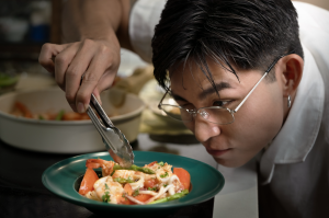 Ghé thăm “Nhà Có Một Người”, làm spaghetti hải sản và Salad táo cùng Jun Phạm