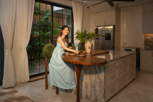 Diễm My 9X tận hưởng khoảnh khắc quanh bàn ăn cùng người thân