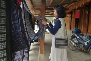 Tình yêu đất trời gửi trong từng sợi vải